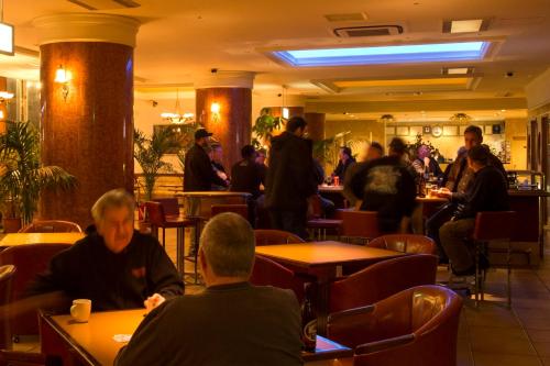 a group of people sitting at tables in a restaurant at Hotel New Yokosuka in Yokosuka