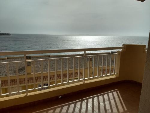 widok na ocean z balkonu budynku w obiekcie Mirador De Aguamarina w mieście Campoamor