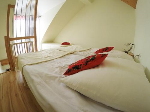 Cama o camas de una habitación en Pensjonat Tajemniczy Ogród
