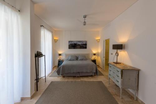 Una cama o camas en una habitación de The Snop House