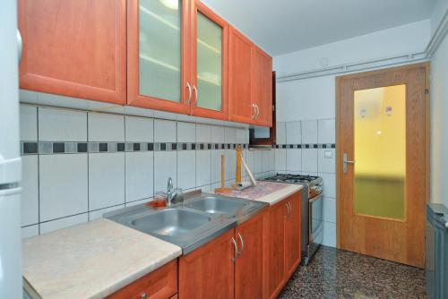 Kuchyňa alebo kuchynka v ubytovaní Apartments Ivanka 378