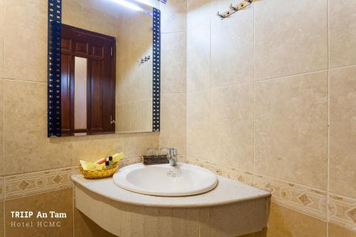 Phòng tắm tại Mays Hotel- Ben Thanh Market