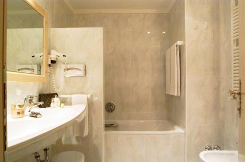 Ένα μπάνιο στο Romantik Hotel Post