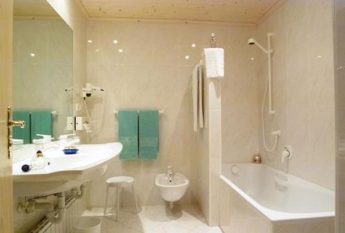 Ένα μπάνιο στο Romantik Hotel Post