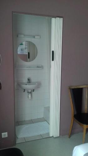 une salle de bain avec douche et lavabo dans l'établissement Hotel le Bon Soleil, à Les Sables-dʼOlonne