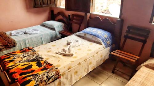 a room with two twin beds and a window at Pousada Labarca in Cachoeira