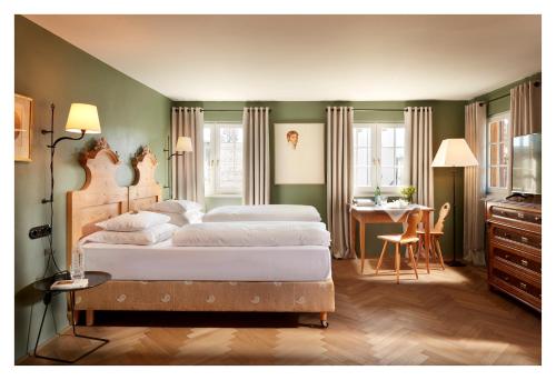 Postel nebo postele na pokoji v ubytování Hirschen - Fine Hotel, Restaurant & Spa