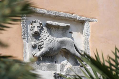 a statue of a dog on the side of a building at Terra Mirna in Vižinada