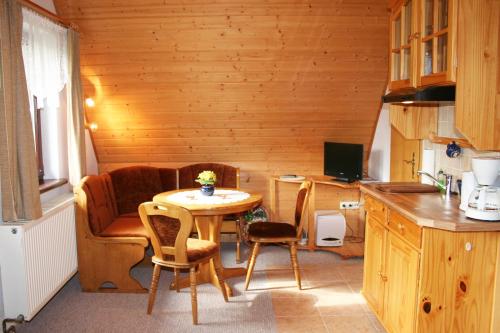 una pequeña cocina con mesa y sofá en Ferienzimmer Hämer, en Prerow