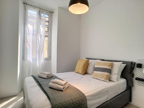 une chambre avec un lit avec des serviettes dessus dans l'établissement Nestor&Jeeves - HOUSE OF CARDS - Central - Very close sea, à Nice