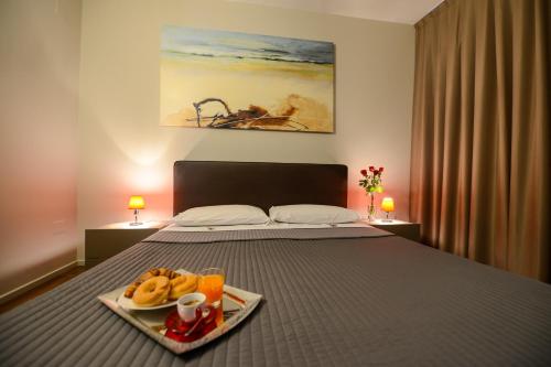 um quarto com uma cama com uma bandeja de comida em Residence Nazionale Matera em Matera