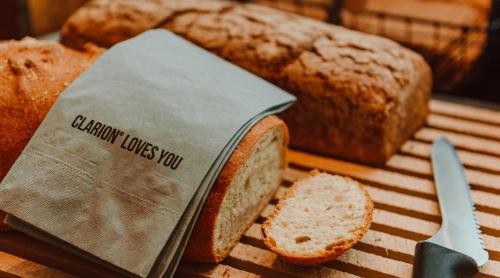 una pagnotta di pane e un coltello su un tavolo di Clarion Hotel Aviapolis a Vantaa