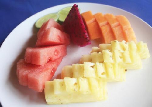een bord groenten en fruit op een bord bij Dream Beach Cottages in Nusa Lembongan