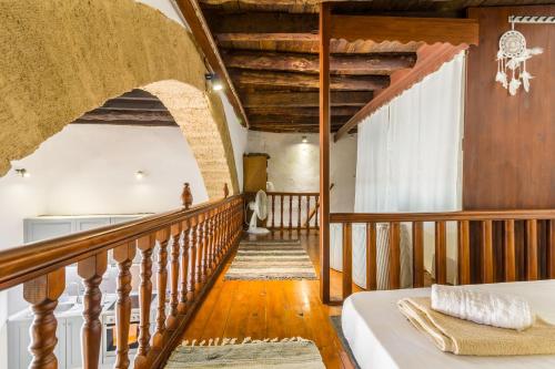 KoskinouにあるCasa Stefanis - Village Houseの木製の階段、ベッド、階段