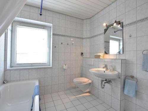 Ένα μπάνιο στο Tolles Ferienhaus in Wismar für 8 Personen