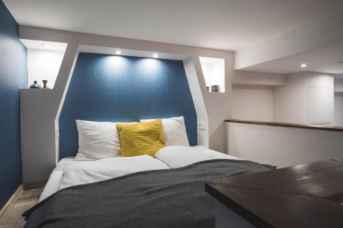 ブダペストにあるCYC Apartmentのベッドルーム1室(ブルーヘッドボード付きのベッド1台付)