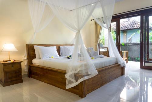 Tempat tidur dalam kamar di Eka Bali Guest House