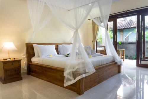 Postel nebo postele na pokoji v ubytování Eka Bali Guest House