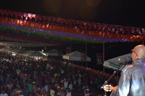 a man standing in front of a crowd at a concert at Pousada Labarca in Cachoeira