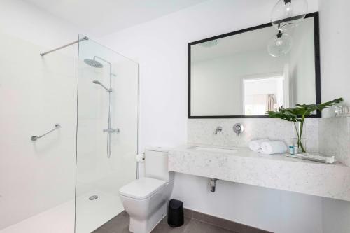a bathroom with a toilet and a sink and a shower at Lagos de Fañabé Beach Resort in Adeje