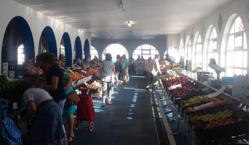 a group of people shopping at a produce market at Casa Medieval de Nisa in Nisa