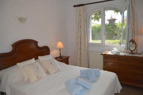 A bed or beds in a room at Villa Cerezos