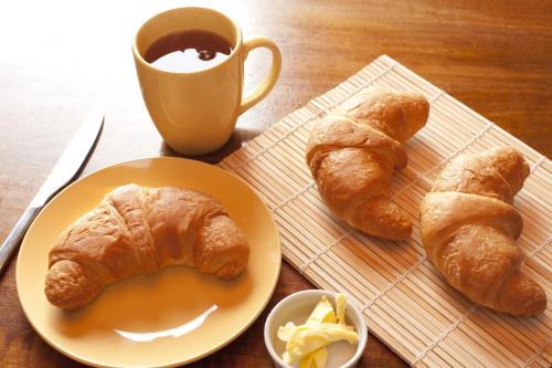 een tafel met een bord croissants en een kopje koffie bij Hostal Jemasaca-Palma61 in Madrid