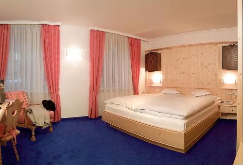 Ένα ή περισσότερα κρεβάτια σε δωμάτιο στο Romantik Hotel Post
