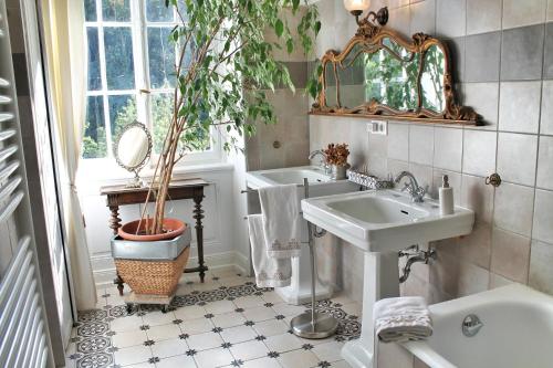 A bathroom at La Maison des Fontaines d'Alsace