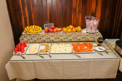 un tavolo con buffet di frutta e verdura di Sadas Hotel a São Mateus do Sul