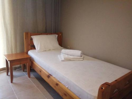 Una cama o camas en una habitación de Glaros