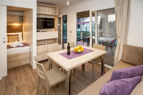 Postel nebo postele na pokoji v ubytování Mobile Homes Sanmar