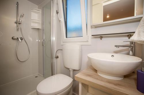 Koupelna v ubytování Mobile Homes Sanmar