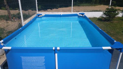 an empty blue trampoline in a yard at RosenVille in Râşnov