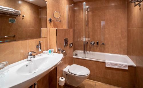 プラハにあるEA ホテル ソナタのバスルーム(洗面台、トイレ、シャワー付)