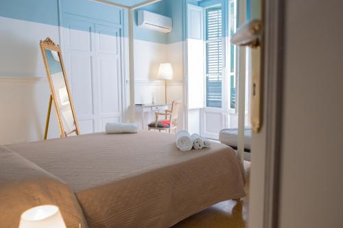 Postel nebo postele na pokoji v ubytování Al teatro Massimo