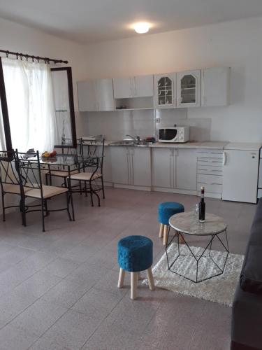 Кухня или мини-кухня в Apartments Marević
