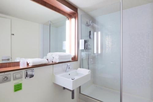 Phòng tắm tại Campanile Chambéry