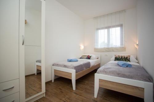 a bedroom with two beds and a mirror at Losko in Solin