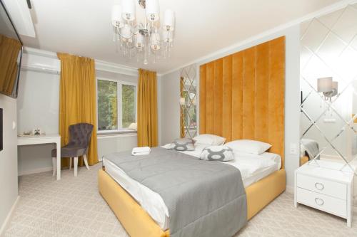 モスクワにあるKvart-Hotel Jacuzzi & Sauna Cityのベッドルーム1室(ベッド1台、デスク、椅子付)