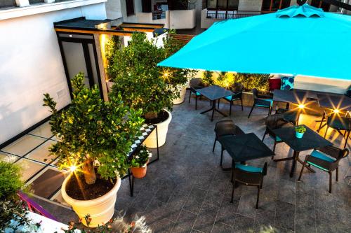 an overhead view of a patio with tables and plants at Manzoni 46 - Ospitalità siciliana in Milazzo