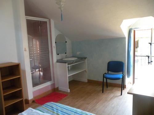 - une chambre avec un lit, un lavabo et un miroir dans l'établissement Les Talvasières, au Mans