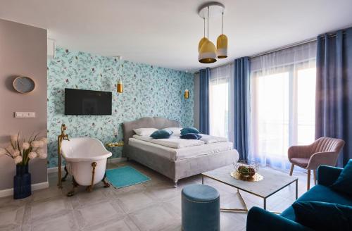 una sala de estar con una cama y un sofá en Staywin Aura Gdańsk II, en Gdansk