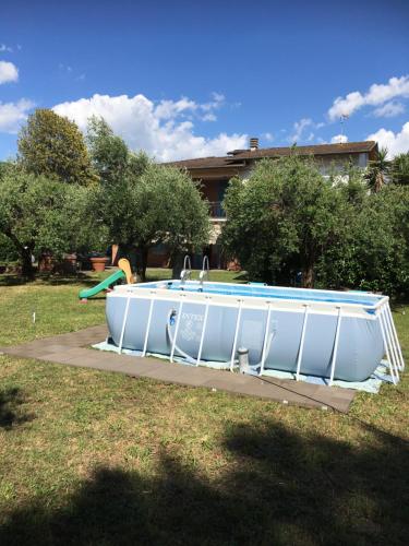 una grande piscina gonfiabile di fronte a una casa di CASA DEGLI ZII appartamento Guido a Luni