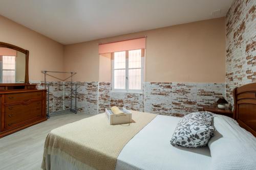 ein Schlafzimmer mit einem Bett mit einer Kommode und einem Spiegel in der Unterkunft Apartamento Maribel in Cádiz