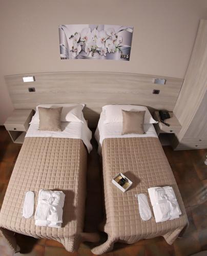 two beds sitting next to each other in a room at Policlinico Happy Home in Messina