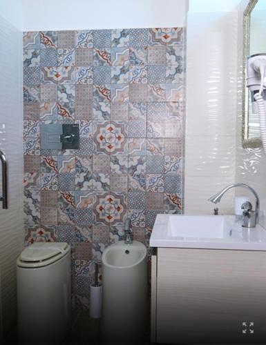 a bathroom with a toilet and a sink at Policlinico Happy Home in Messina