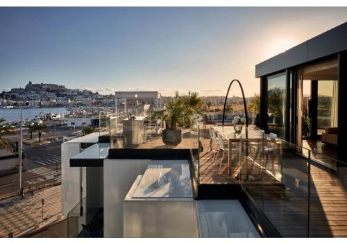 ein Haus mit einem Balkon mit Hafenblick in der Unterkunft Sir Joan Hotel, part of Sircle Collection in Ibiza-Stadt