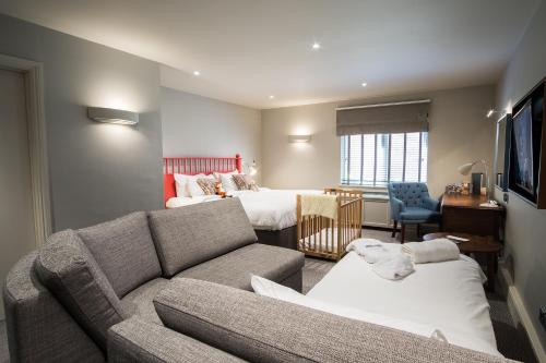 uma sala de estar com um sofá e uma cama em Kettering Park Hotel and Spa em Kettering