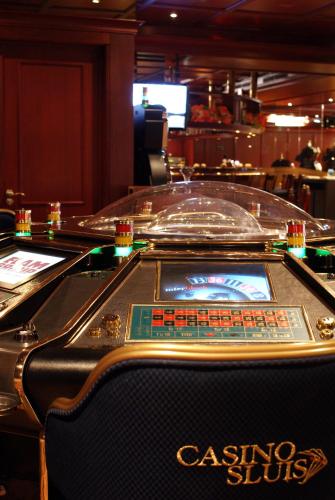 a casino table with a winning slot machine at Fletcher Hotel-Restaurant de Dikke van Dale in Sluis
